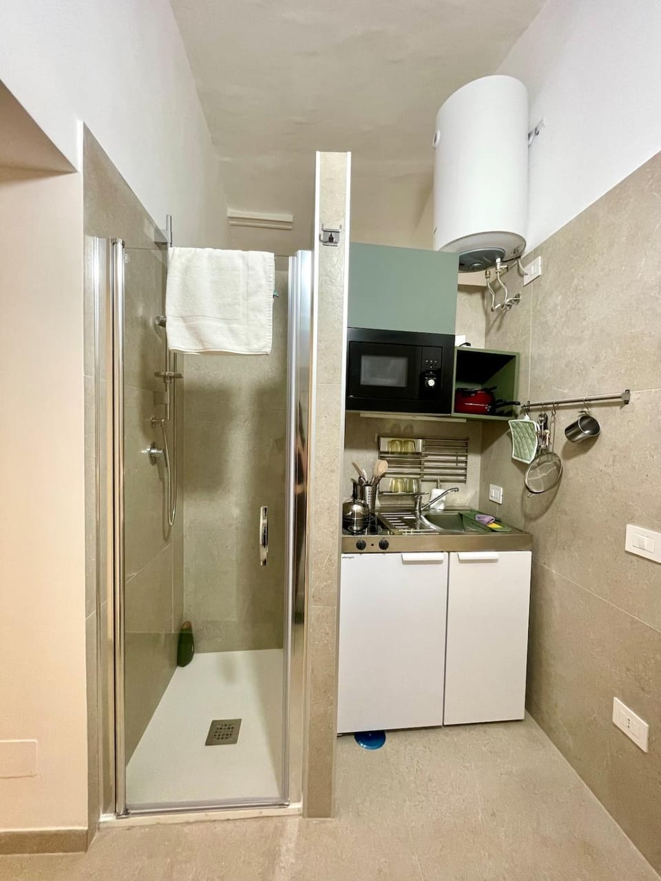 Shower, Kitchen or kitchenette
