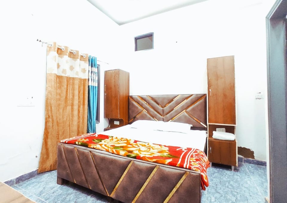 SKYLINE HOMESTAY & SHIV GUEST HOUSE - By Skyline Properties - For Families, Students, Couples & Corporate Hotel in Punjab, India