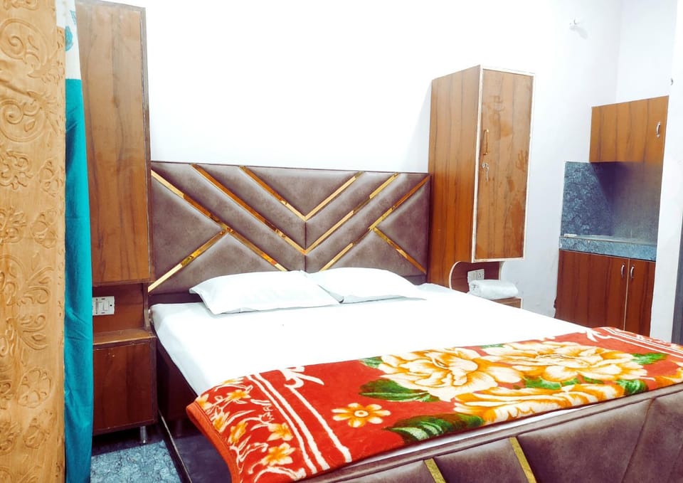 SKYLINE HOMESTAY & SHIV GUEST HOUSE - By Skyline Properties - For Families, Students, Couples & Corporate Hotel in Punjab, India