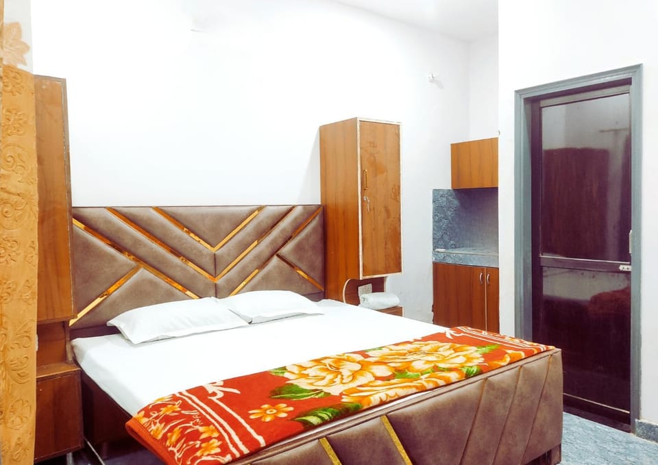 SKYLINE HOMESTAY & SHIV GUEST HOUSE - By Skyline Properties - For Families, Students, Couples & Corporate Hotel in Punjab, India
