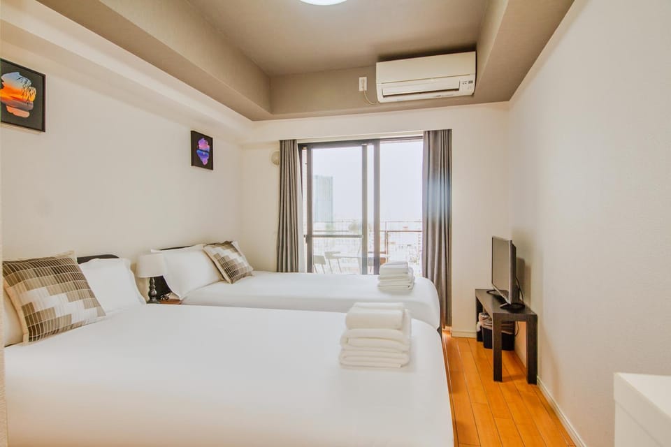 Bed, TV and multimedia, Bedroom