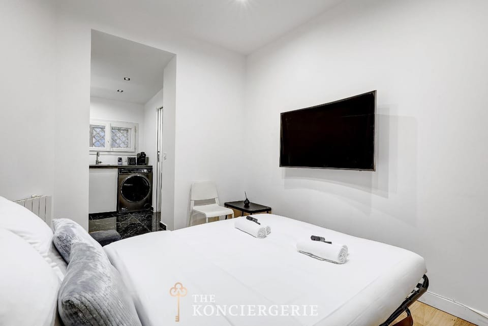 BM - 71 Victor Hugo Apartment in Levallois-Perret