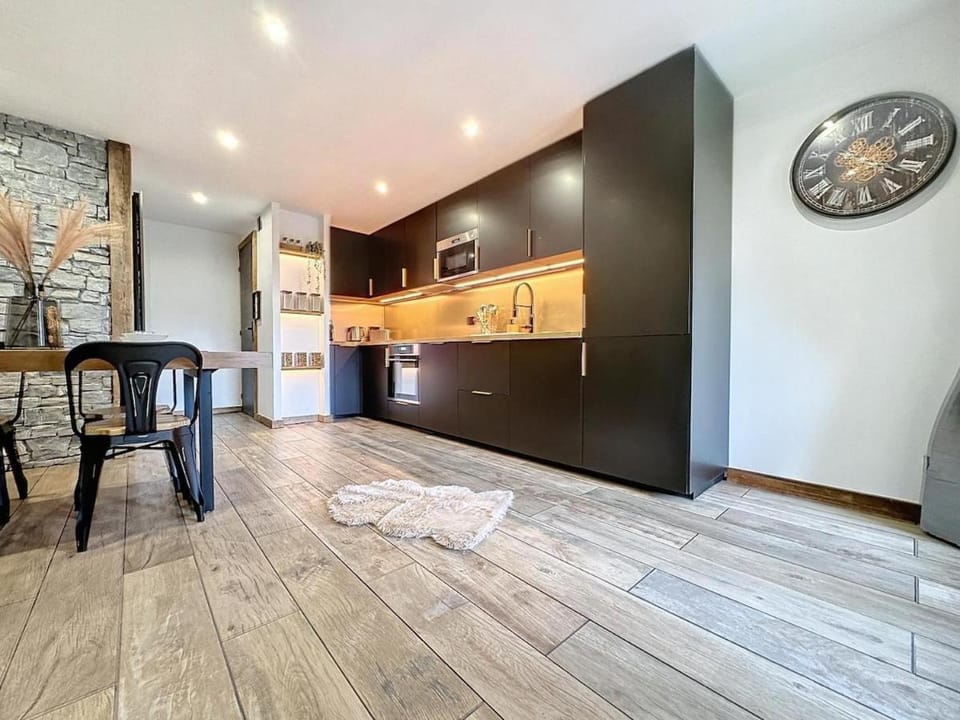 Kitchen or kitchenette, Dining area, minibar, pet friendly, stove