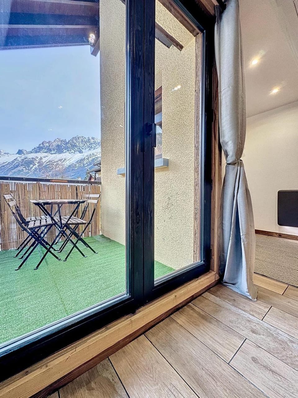 Patio, Day, Natural landscape, TV and multimedia, View (from property/room), Balcony/Terrace, Living room, Seating area, Dining area
