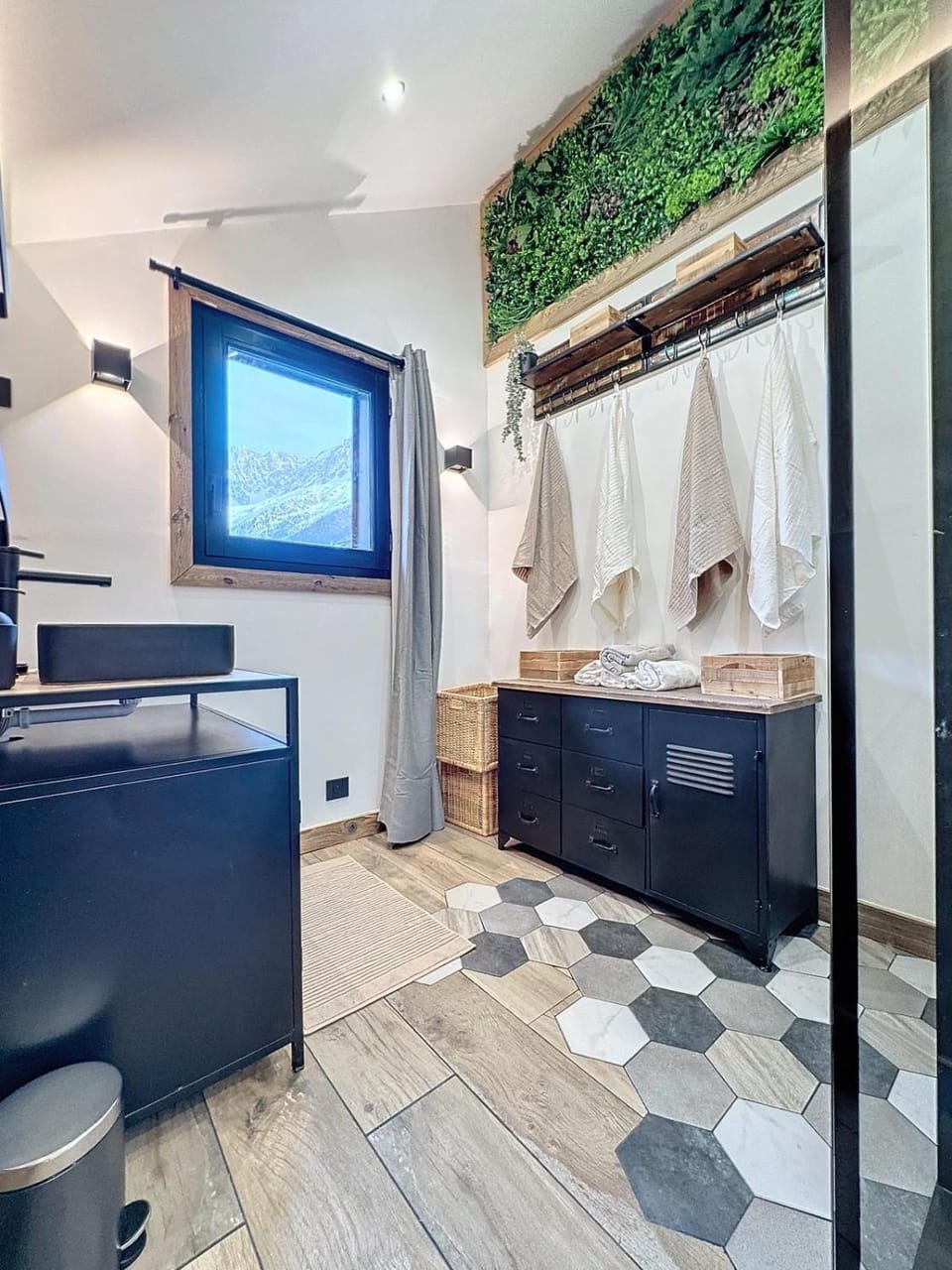 Bed, TV and multimedia, Living room, Photo of the whole room, Seating area, Bedroom, hair dresser