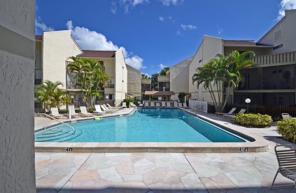Bay Oaks - E01 House in Siesta Beach