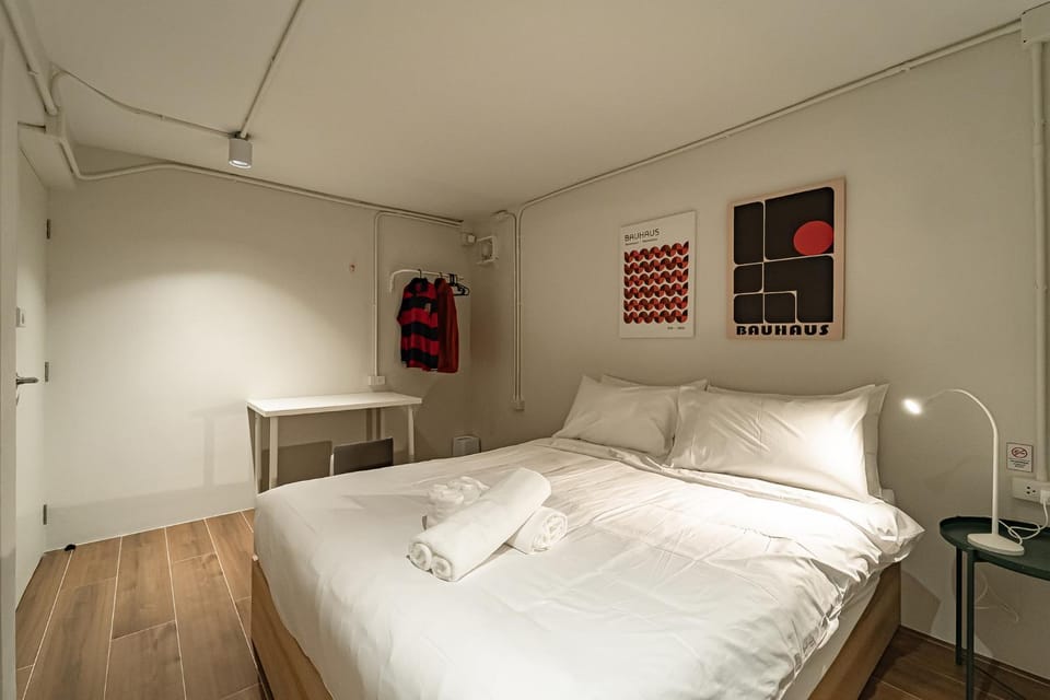 Bed, Bedroom, towels