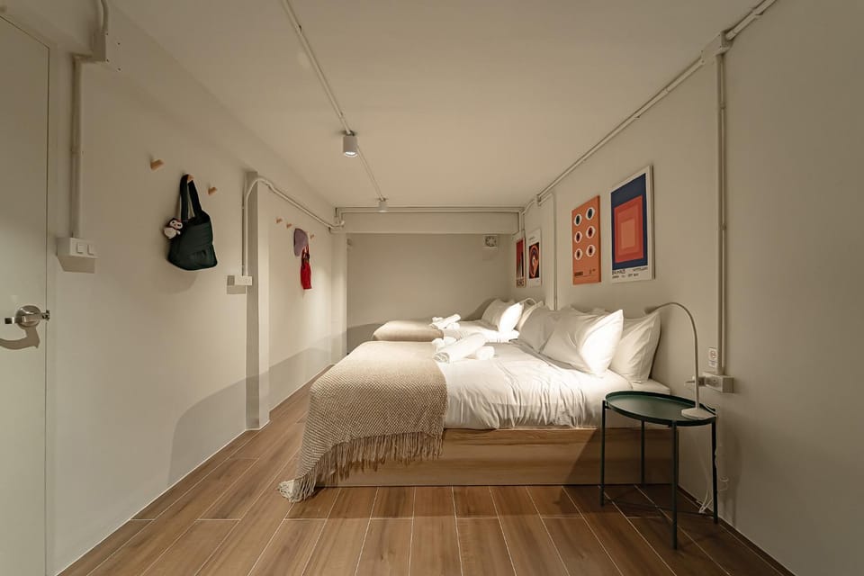 Bed, Bedroom, towels