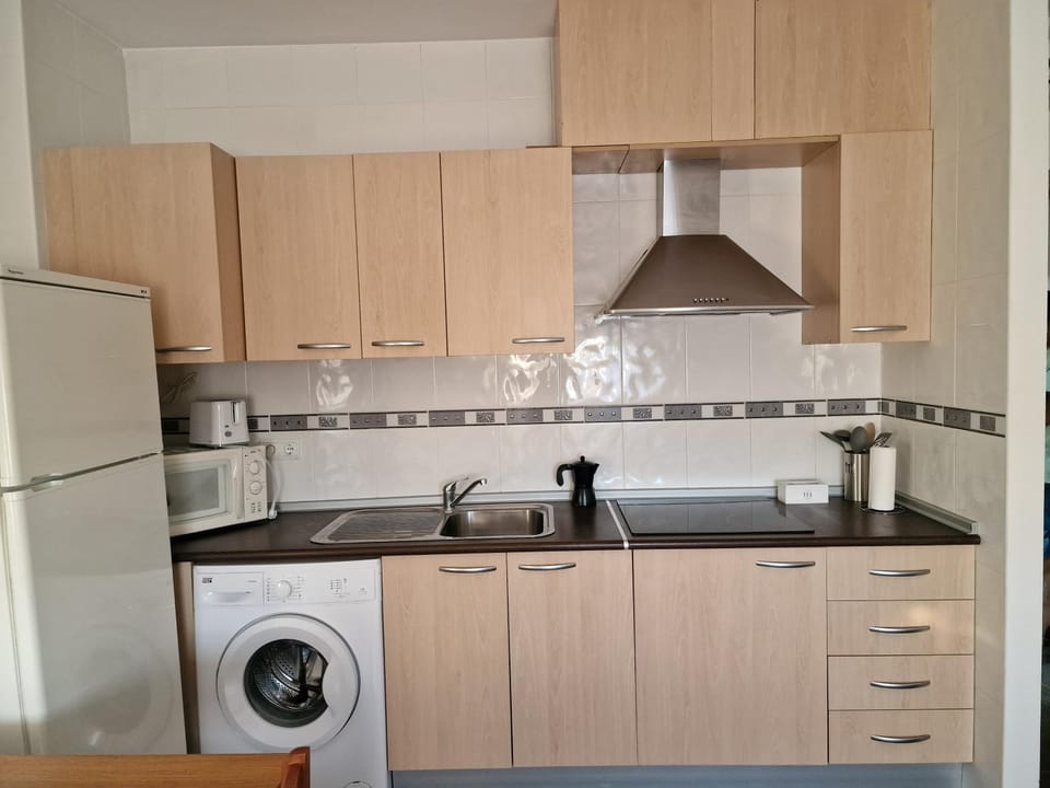 Kitchen or kitchenette, pet friendly, stove, washing machine