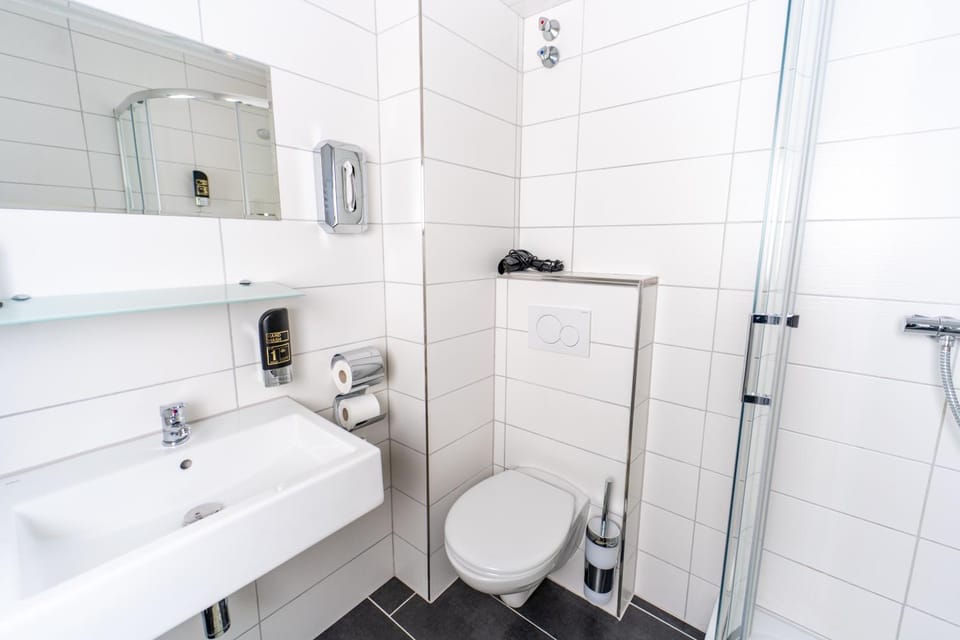 Shower, Toilet, Bathroom, towels