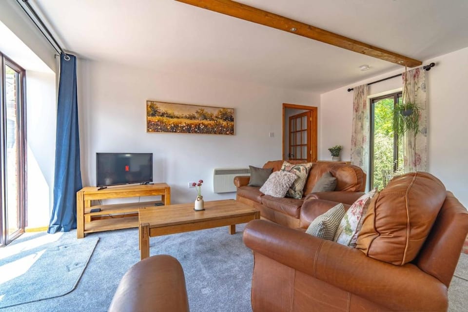 Rural Farm Cottage nr Canterbury - logburner, parking, 2bed and 2bath -idyllic setting House in England