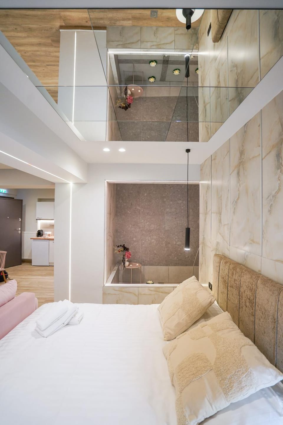 Bed, Photo of the whole room, Bedroom, Bath, towels