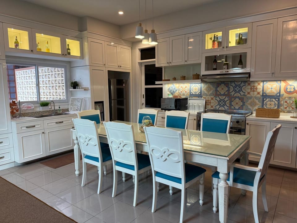 Kitchen or kitchenette, Dining area, oven