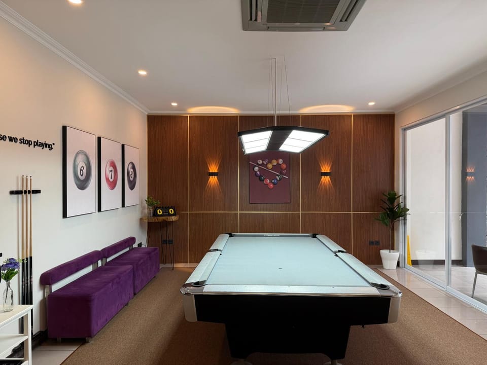 Billiard, Game Room