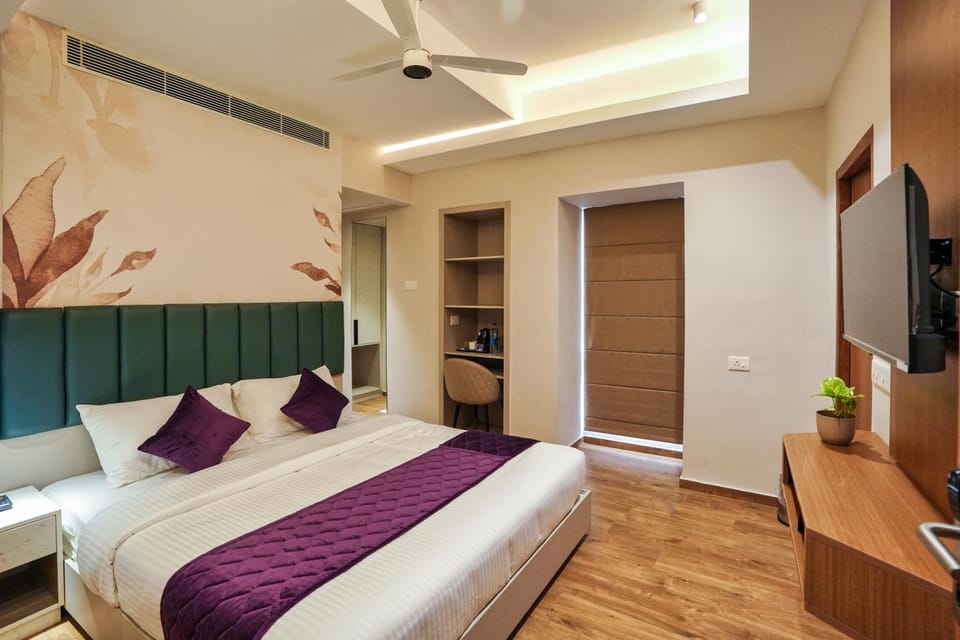 Bed, TV and multimedia, Photo of the whole room, Bedroom, wardrobe, air conditioner