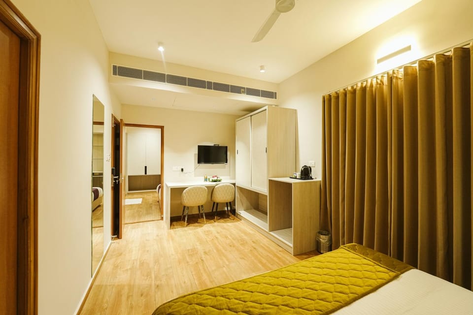 Communal lounge/ TV room, Bed, TV and multimedia, Living room, Photo of the whole room, Bedroom, hair dresser, air conditioner