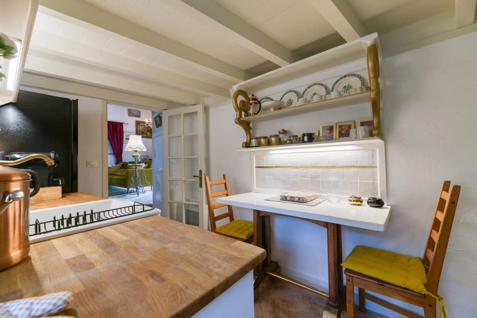 Property building, Kitchen or kitchenette, Living room