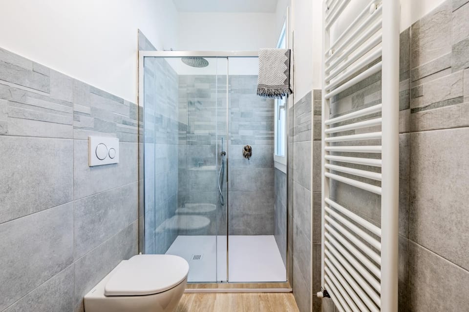 Shower, Toilet, Bathroom, towels