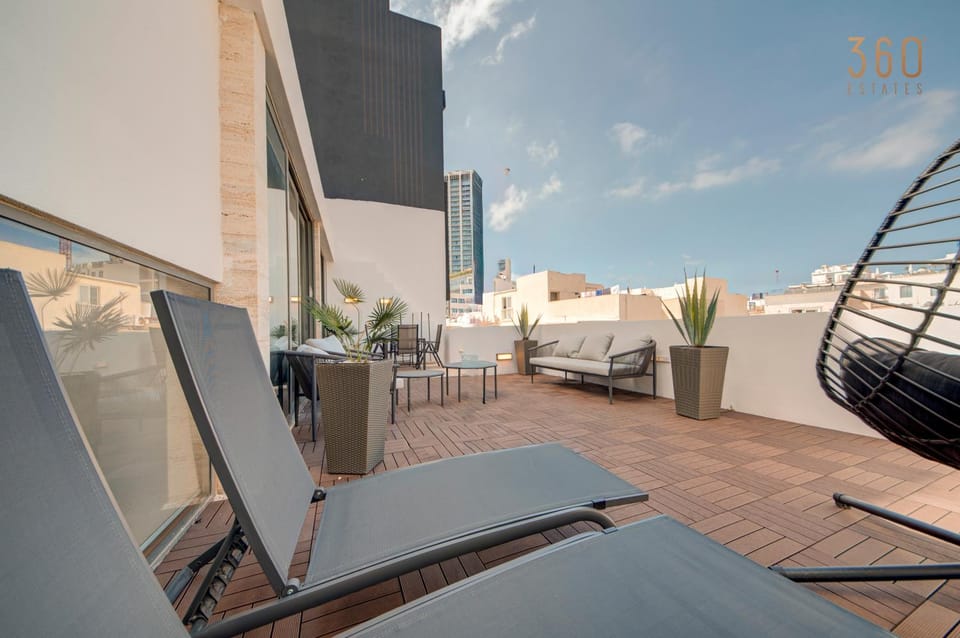 Patio, Day, Balcony/Terrace, Living room, Seating area, Dining area