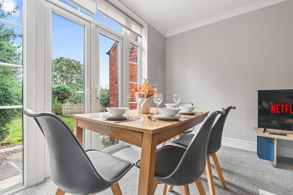 4-Bed Beeston Getaway - Free Parking House in Nottingham