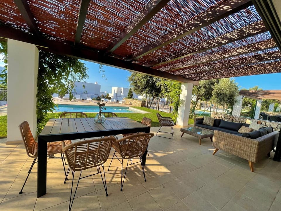 Property building, Balcony/Terrace, Living room