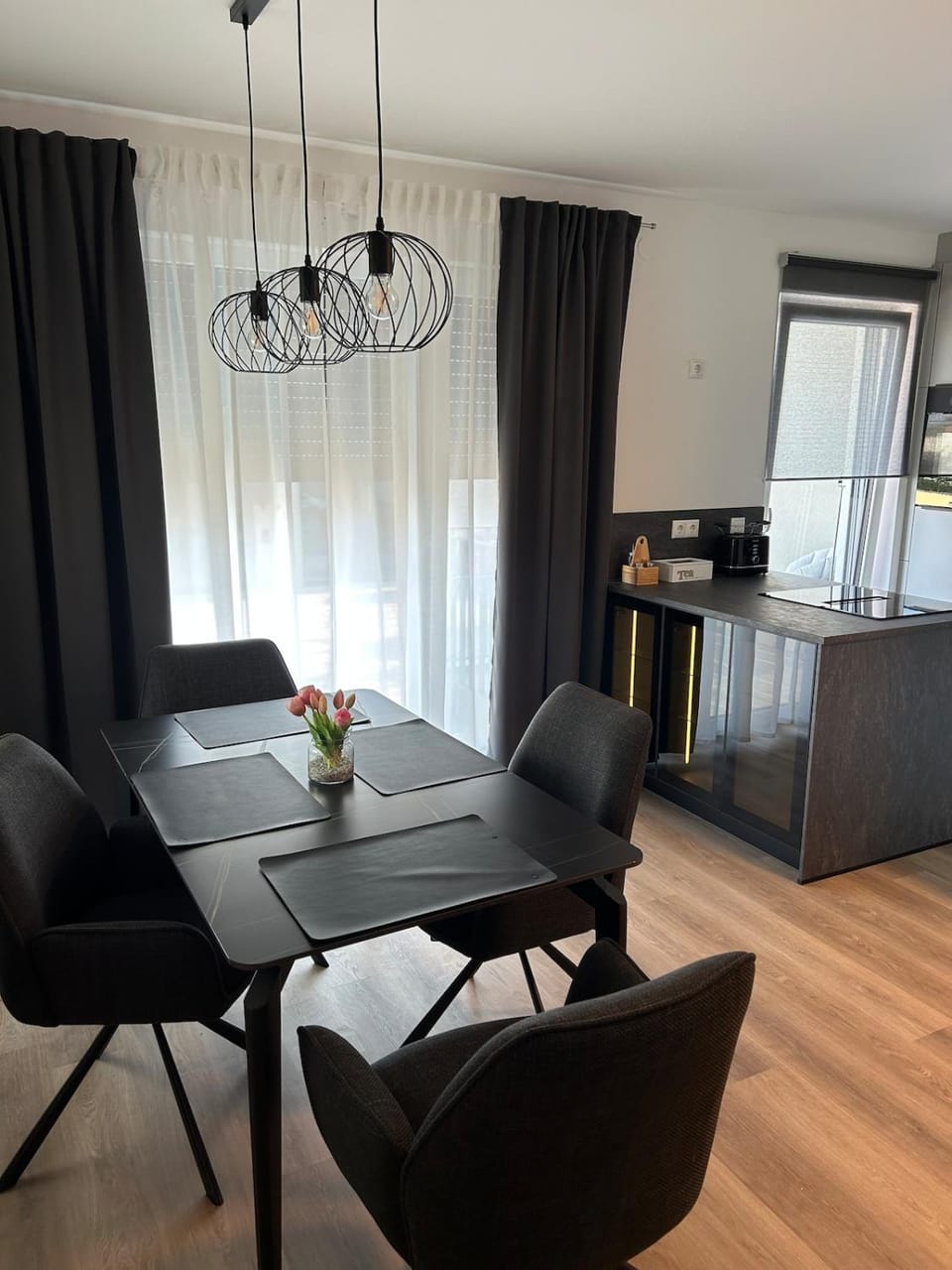 Kitchen or kitchenette, Dining area