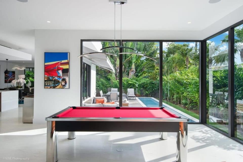 Billiard, Game Room