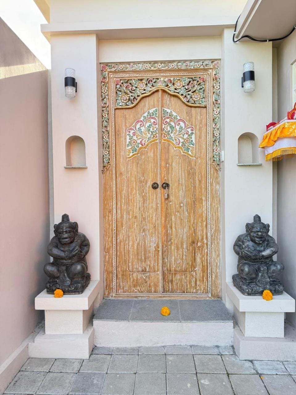 Facade/entrance