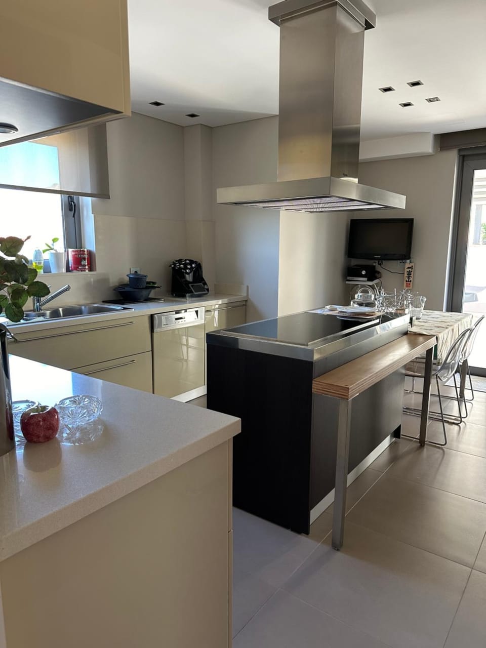 Kitchen or kitchenette, Dining area, dishwasher, oven