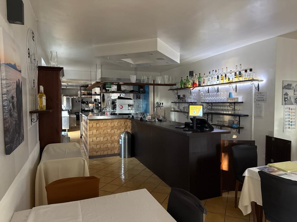 Restaurant/places to eat, Coffee/tea facilities, Lounge or bar, Breakfast, minibar