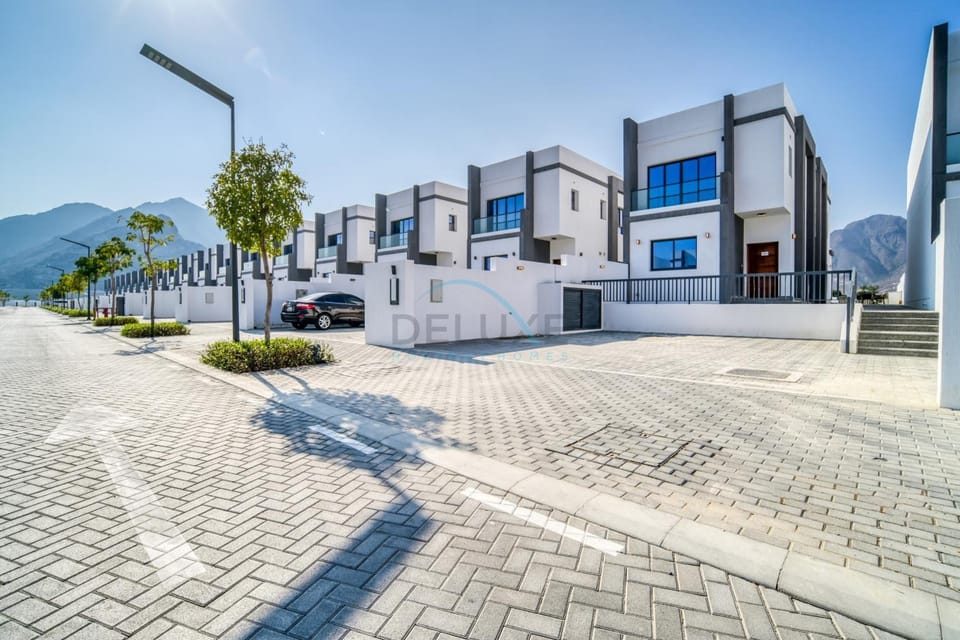 Facade/entrance, Neighbourhood, Mountain view, Street view, Parking