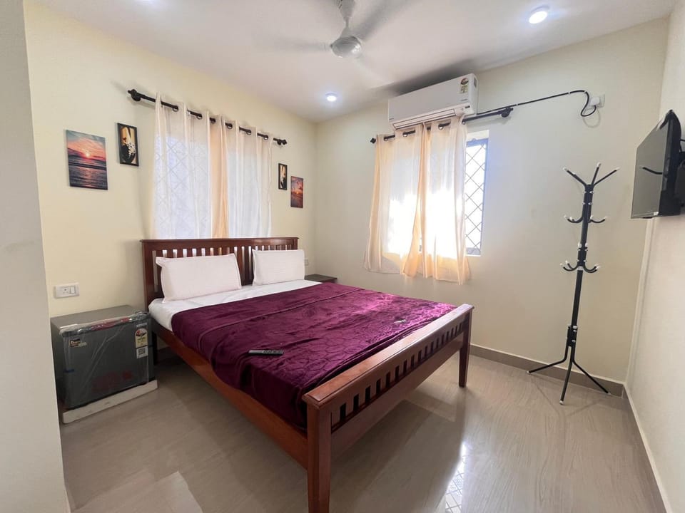 Bed, TV and multimedia, Photo of the whole room