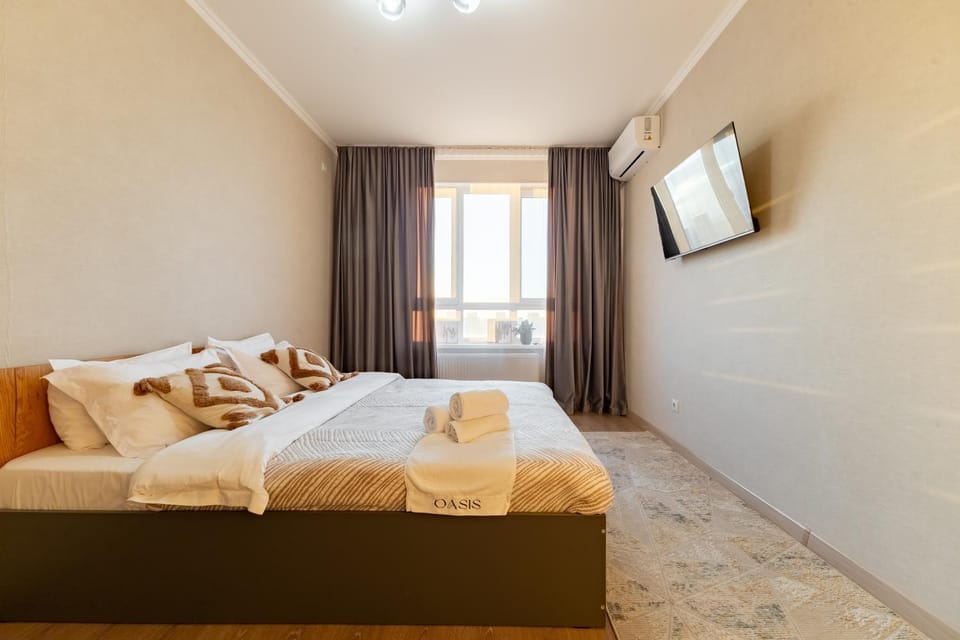 Bed, TV and multimedia, Photo of the whole room, Bedroom, towels