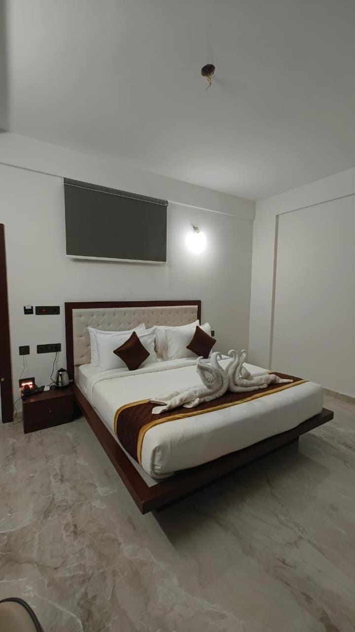 Bed, TV and multimedia, Photo of the whole room, Bedroom, towels