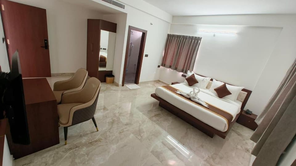 Bed, TV and multimedia, Living room, Photo of the whole room, Seating area, Bedroom, wardrobe, air conditioner