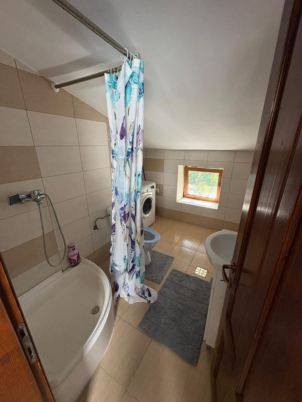 Shower, Toilet, Bathroom, Bath, towels