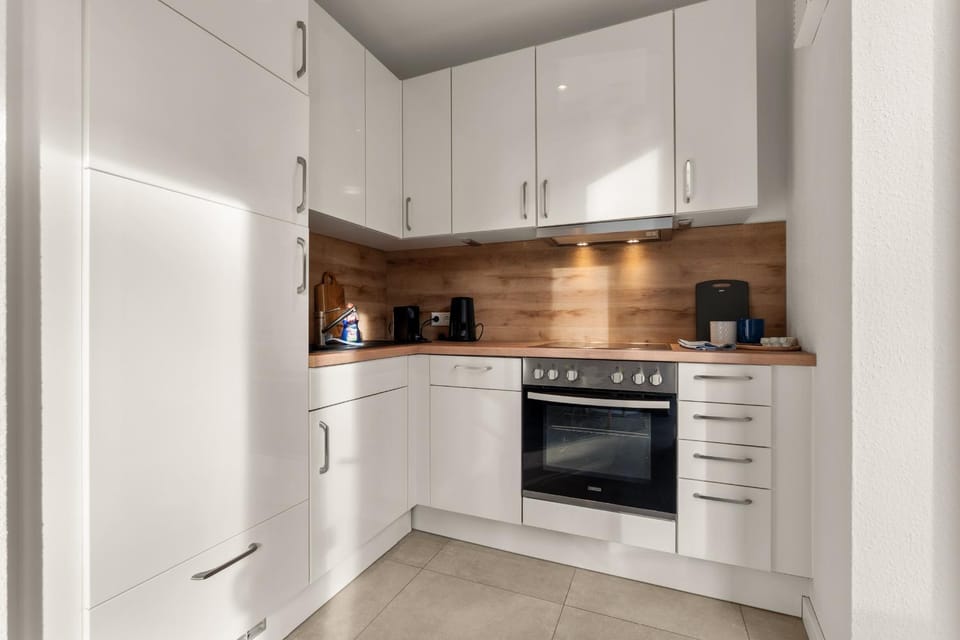 Coffee/tea facilities, Kitchen or kitchenette, dishwasher, oven, stove