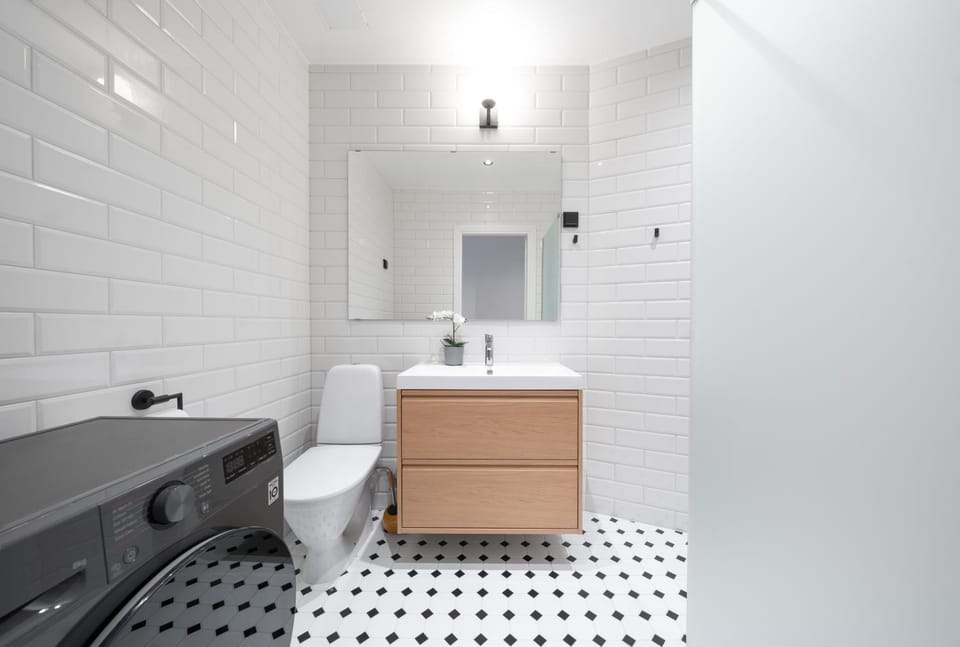 Shower, Toilet, Bathroom, towels, washing machine