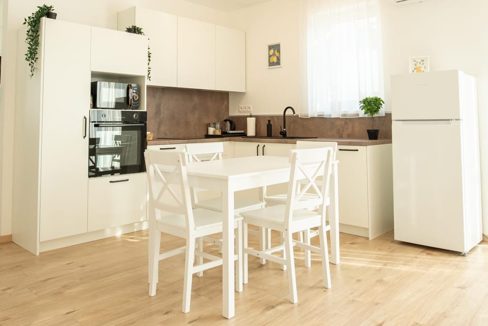 Kitchen or kitchenette, Dining area
