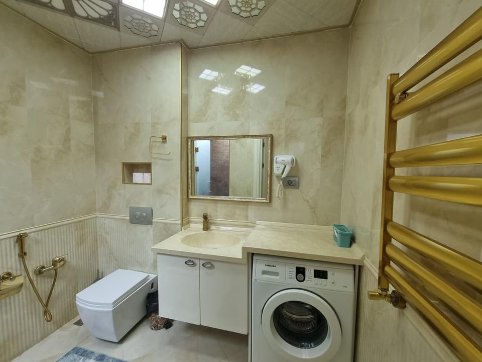 Shower, Toilet, Bathroom, towels, washing machine