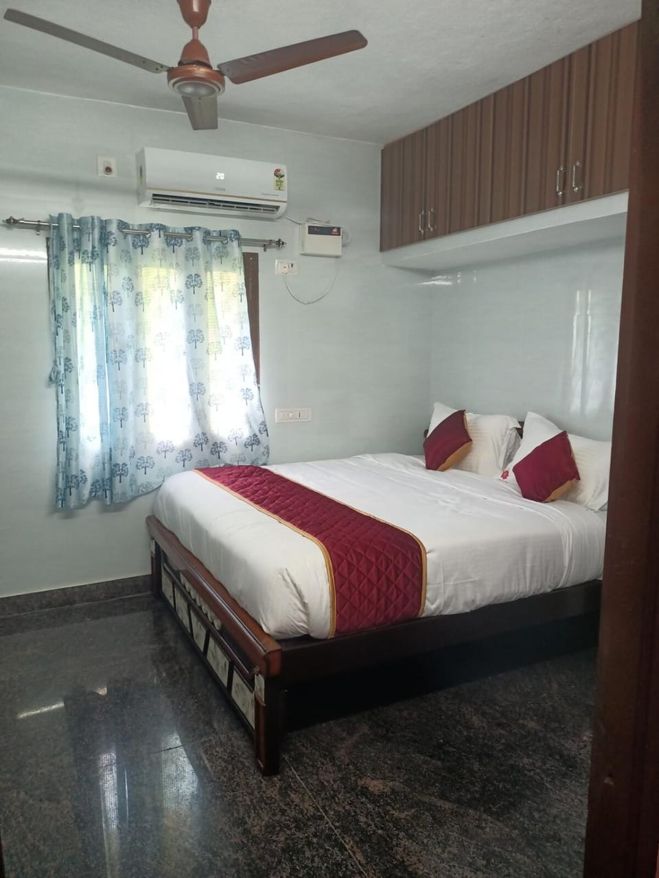Bed, Photo of the whole room, wardrobe, air conditioner