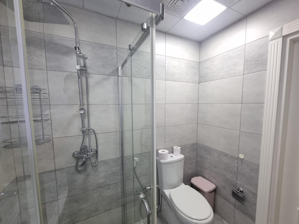Shower, Toilet, Bathroom, towels