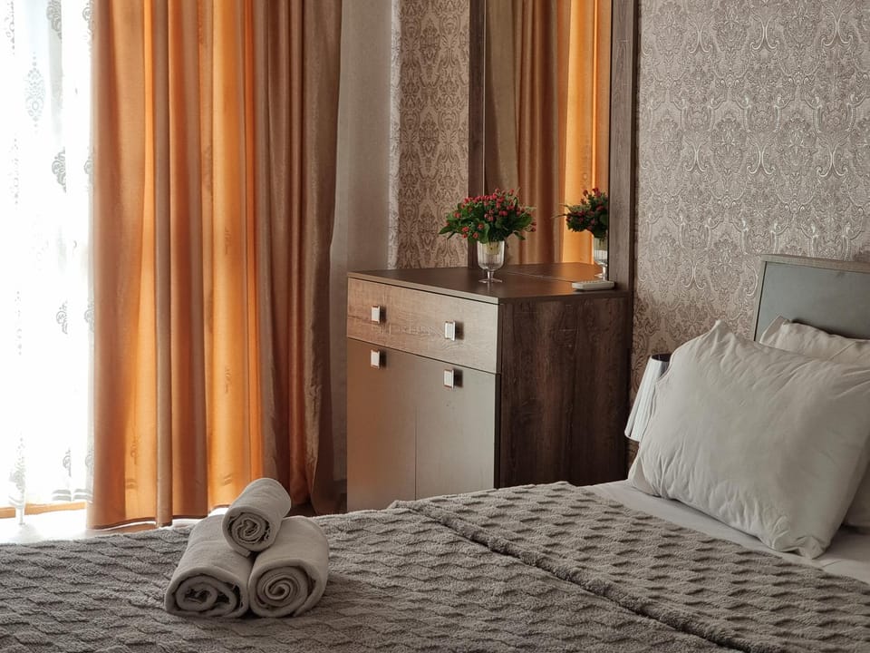Bed, Bedroom, towels