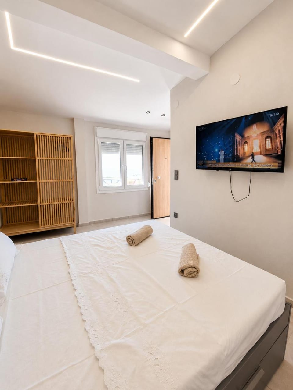Bed, TV and multimedia, Photo of the whole room, Bedroom, towels, wardrobe