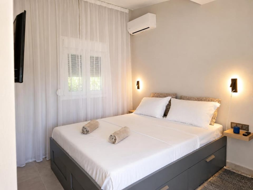 Bed, TV and multimedia, Bedroom, air conditioner