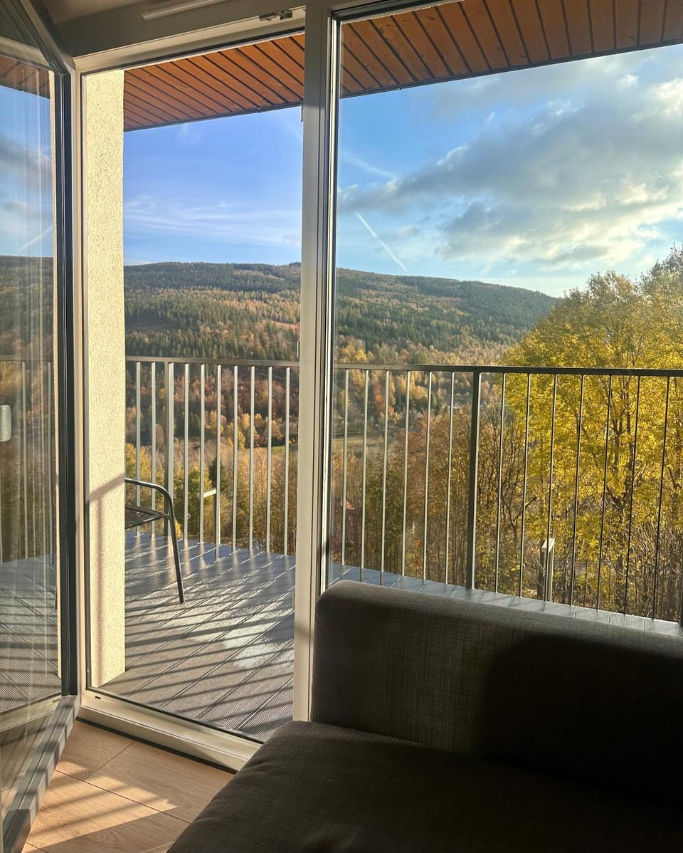 Apartament PlantLux z widokiem na góry i sauną w budynku Apartment in Lower Silesian Voivodeship