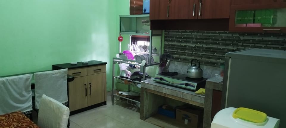 Kitchen or kitchenette, Living room, Seating area, Dining area, stove