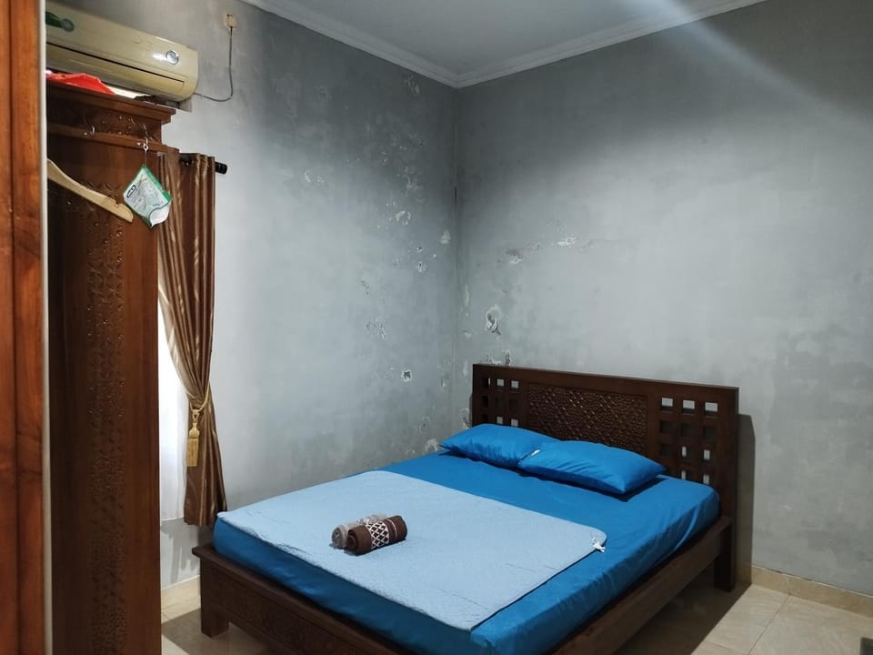 Bed, Bedroom, towels, air conditioner