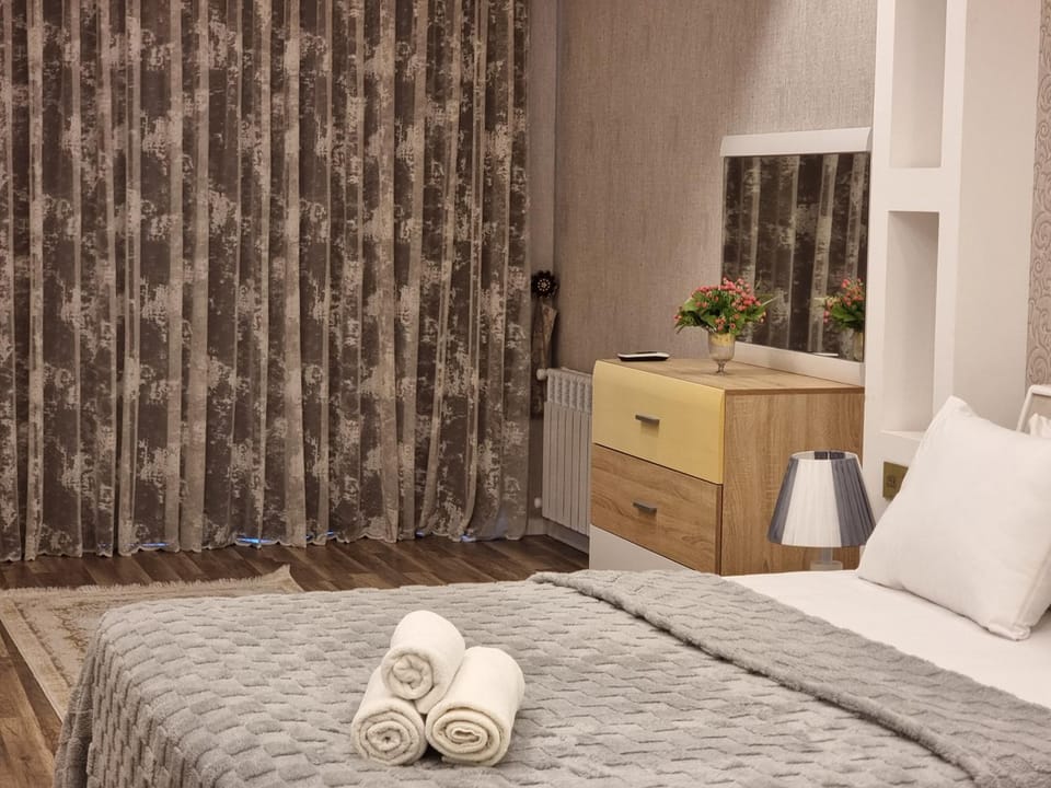 Bed, Bedroom, towels