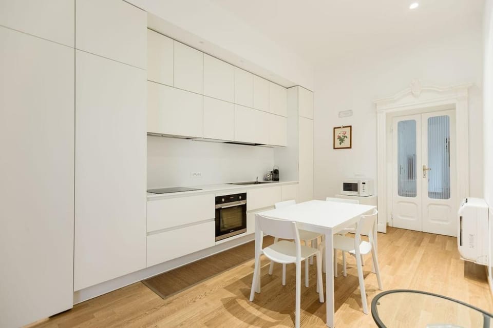 Kitchen or kitchenette, Dining area, stove